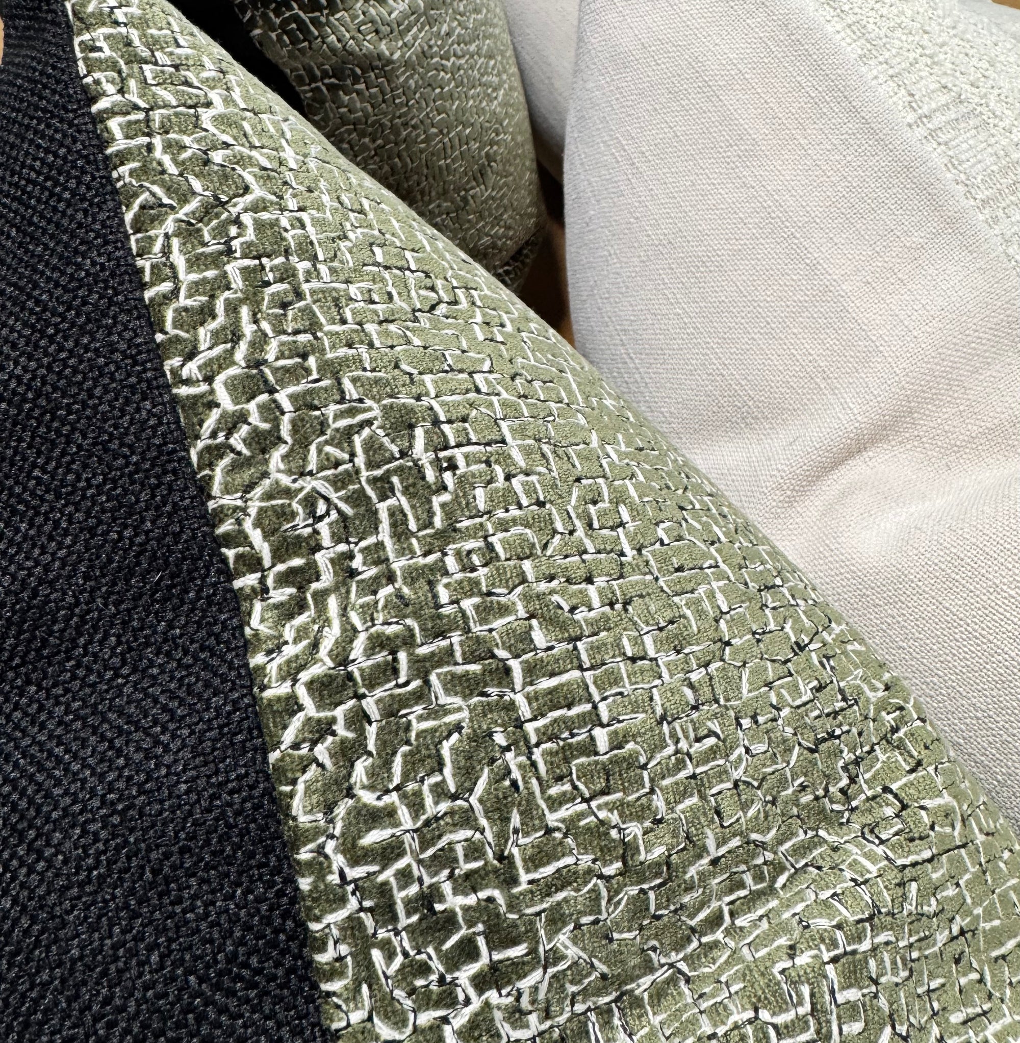 ZANDERS 016 | Cushion Story