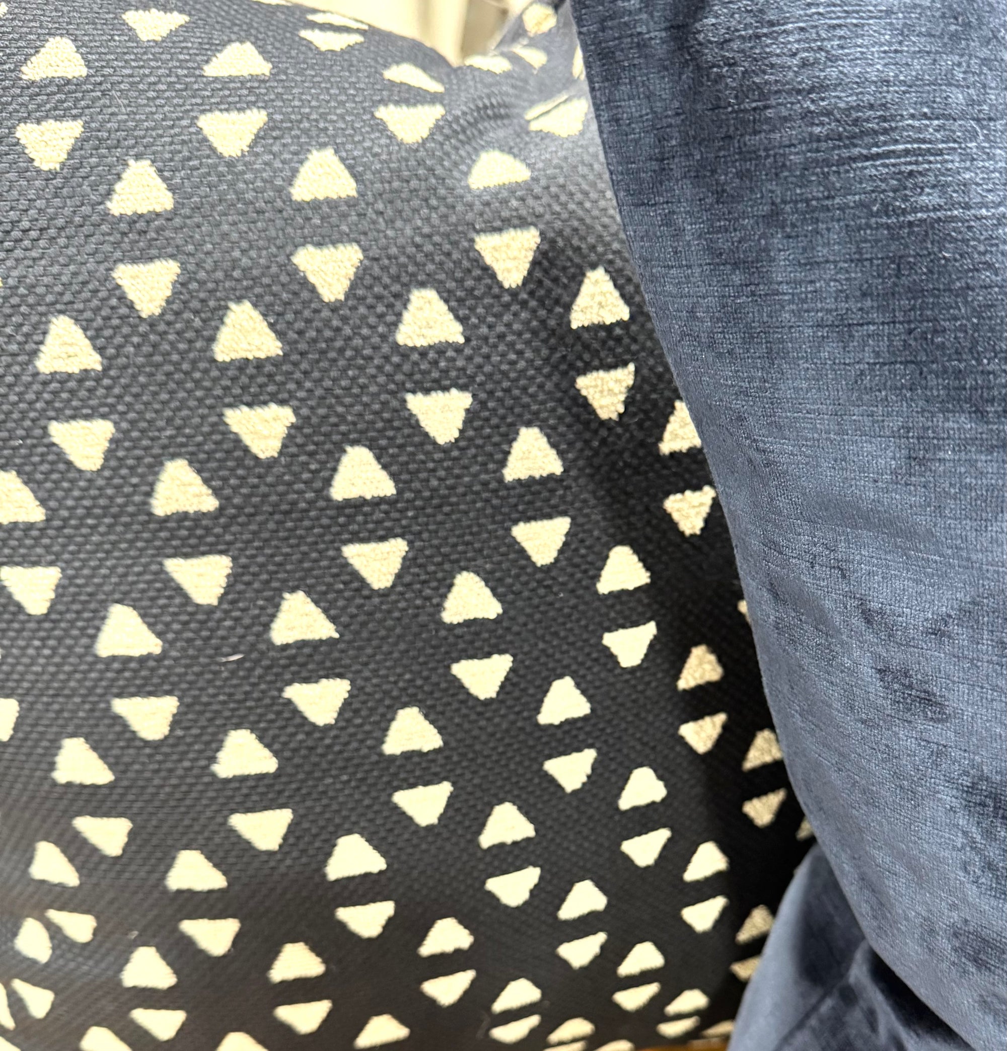 ZANDERS 002 | Cushion Story