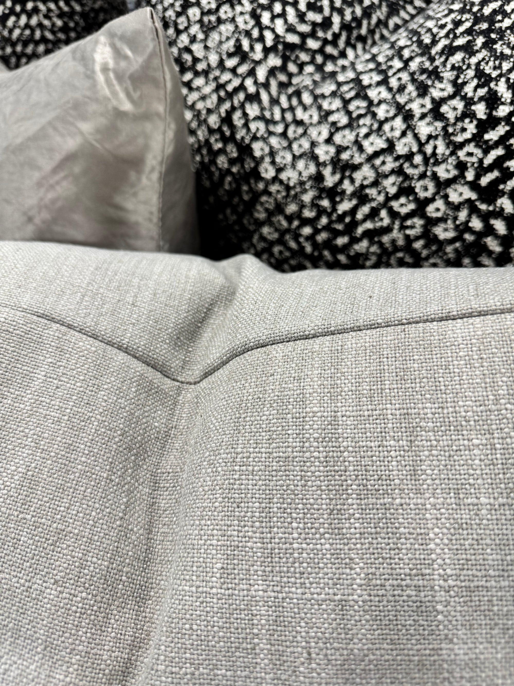 ZANDERS 010 | Cushion Story