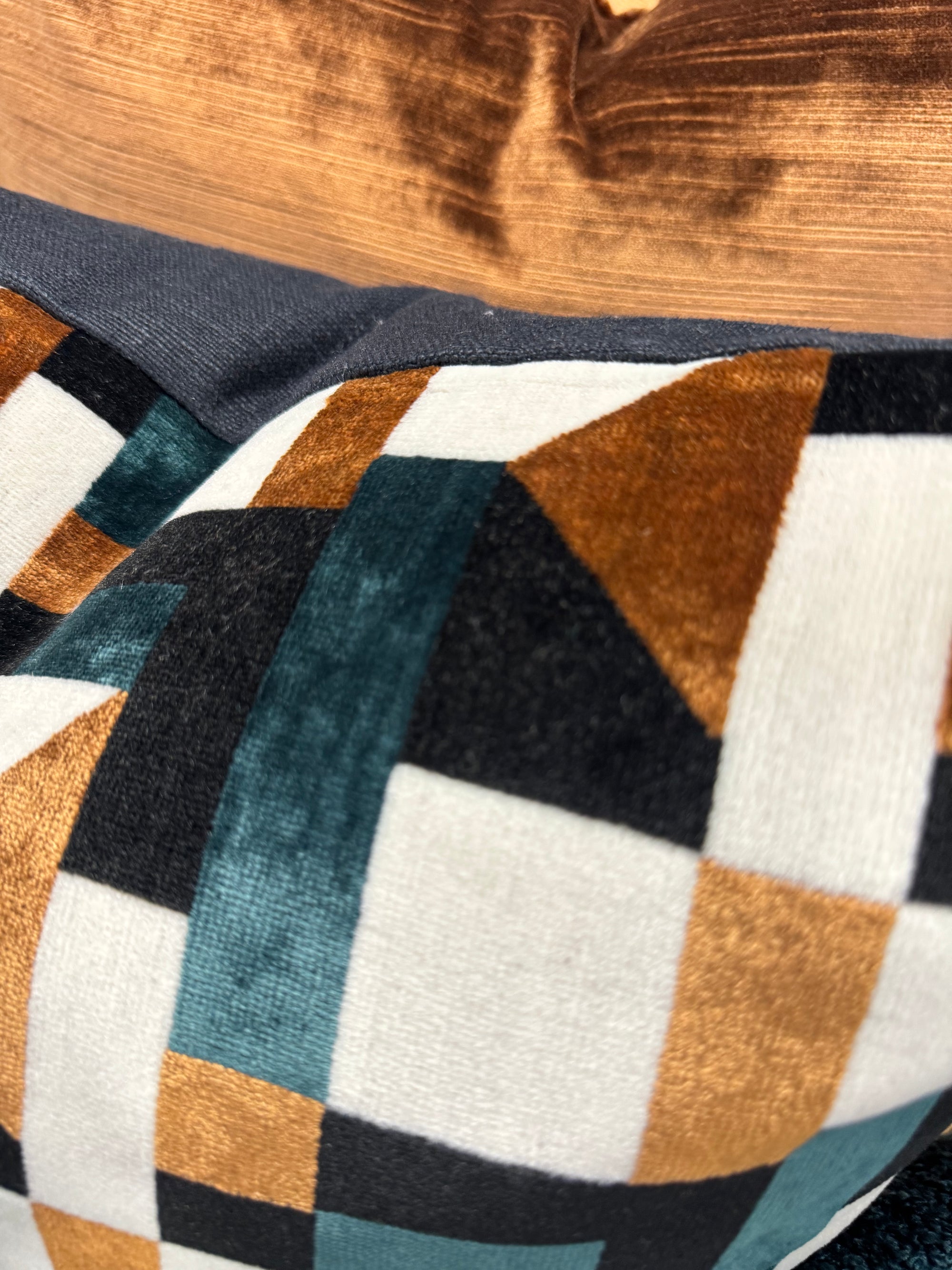 ZANDERS 017 | Cushion Story